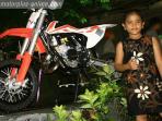 Keren! Baru Bisa Naik Motor, Gadis Cantik Ini Langsung Ikut Balapan Resmi