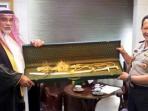 Keren! Kerajaan Arab Saudi Memberikan Cindera Mata yang Berlapis Emas Kepada Polri