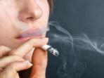Naik Motor Sambil Merokok, Bahaya Bro!