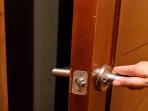 Pintu Rumahmu Berdecit? Ikuti 5 Langkah Pintar Perbaiki Engsel Pintu Rumah!