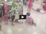 Video Miris! Ibu ini Tega Hantam Putri Kecilnya Dengan Tas sampai Tersungkur Hanya Karena si Kecil Lakukan hal ini 