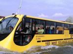 Wow, Bus Pariwisata Ini Bisa Berenang di Atas Sungai Tanpa Tenggelam Meski Penuh Penumpang