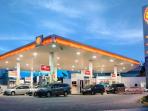 Kebalikan Dari Pertamina yang Mengklaim Isi BBM Nggak Harus Turun Kendaraan, SPBU Shell Mewajibkan Pengendara Harus Turun
