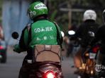 Hadang, Tendang dan Hampir Lempar Siswa Pakai Helm, Aksi 2 Driver Ojek Online ini Tuai Pujian