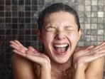 Tak Disangka 5 Kesalahan Saat Mandi Ini Sering Banget Gak Kita Sadari, Bahaya Lho!