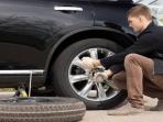 Astaga, Lakukan Hal Ini Saat Ganti Ban Ternyata Bisa Bikin Gampang Cedera Lho!