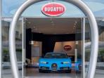 Bugatti Resmikan Dealer Resminya di Dubai. Dealer Besar Nan Mewah Tapi Hanya Satu Mobil untuk Dipajang