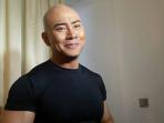 Deddy Corbuzier Membalikan Smartphonenya dan Memberi Kode? Menyindir Ayu Ting Ting?