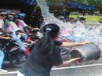 Ini Video Emak-Emak Super yang Bubarin Konvoi Pelajar dengan Cara Menyiramkan Air