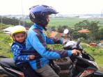 Suka Bawa Anak Jalan-Jalan Naik Motor? Simak Aturan Berikut Ini Agar Anak Terhindar dari Bahaya