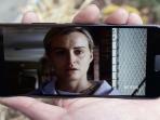 Wow! Dengan Alat Sederhana, Pria Tampan ini Buat Nonton Film Lewat Smartphone Serasa di Bioskop  