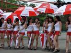 Wow Ternyata Segini Tarif Sewa Umbrella Girl Indonesia di Acara Balap. Gak Mahal-mahal Amat ya?