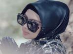 Contek Nih Fashion Hijab Saat Lebaran ala Syahrini yang Bikin Penampilanmu Cantik Badai