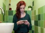 Membawa Ponsel ke Dalam Toilet Ternyata Punya Dampak Buruk pada Hal Ini