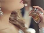 Sering Pakai Parfum Secara Boros? Mungkin Anda Perlu Terapkan 5 Hal Ini Agar Bisa Efisien & Wangi Sepanjang Hari
