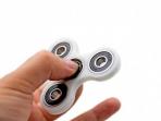 Waspadalah! Walaupun Populer, Fidget Spinner Telah diklaim Sebagai Mainan Paling Berbahaya, Ini Alasannya!