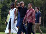 Bergaya Santai dan Sporty, Begini Gaya dan Merek Sneakers Obama Ketika Berlibur di Bali