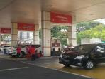 Masih Bingung Harus Matikan Mesin saat Isi BBM? Ternyata Buat Mobil Jenis Ini Wajib Lho!