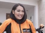 Niken Anjani Langsung Punya Pacar Usai Cerai? Ternyata Begini Gaya Pemain Sitkom OK-Jek Saat Kencan dengan Bule