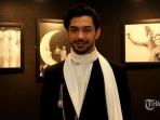 Pakai Fashion Ini, Reza Rahadian Belok dan Semakin Feminim?