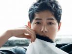 Unik! Gantungan Baju Bergambar Wajah Song Joong Ki Beserta Artis Pria Korea Lainnya Ini Bikin Mupeng!