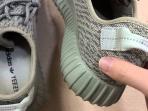 Wow, Penyanyi Ini Kasih Sepatu Adidas Yeezy 350 ke Difabel Secara Cuma Cuma