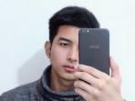 Aditya Surya Pratama - Yuk Intip Spesifikasi Ponsel Canggih Milik Dokter Ganteng Pengganti Ryan Thamrin di Dr OZ 