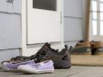 Awas, Ternyata Pakai Sepatu di Dalam Rumah Bisa Menyebarkan Bakteri dan Penyakit Berbahaya