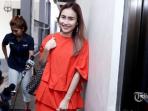 Ayu Ting Ting Saltum Saat Bertemu Orang Penting, Netizen : Masa Pakai Hotpants