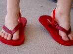 Jangan Hanya Lihat Sisi Praktisnya, Sandal Jepit Juga dapat Beresiko Timbulkan Masalah Kesehatan Serius