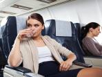 Pikir Dua Kali Jika Ingin Pesan Minuman Ketika Ada di Pesawat! Fakta Ini Bakal Buatmu Geleng-geleng