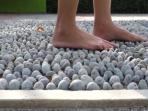 Punya Kebiasaan Berjalan Di Atas Batu Tanpa Alas Kaki? Segera Hentikan Sebelum Merasakan Hal Buruk