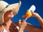 Salah Kaprah, Ini Dia 7 Kesalahan yang Sering Orang Lakukan Saat Gunakan Tabir Surya, No. 3 Banyak yang Lakukan!