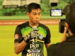 Satria Tama - Begini Gaya Berpakaian Kiper Timnas Indonesia U-22 Saat Berada Diluar Lapangan Hijau