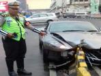 Apes Banget, Mobil Mewah Seharga Rp 7 Miliar Ini Tabrak Separator Busway