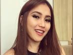 Ayu Ting Ting Pakai Sepatu yang Bikin Netizen Julid! Palsu?