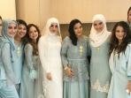 Jarang Terlihat Di Layar Kaca, Angie Virgin Datang Jadi Bridesmaid di Pernikahan Laudya Cynthia Bella. Model Bajunya Beda Sendiri Lho!