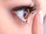 Tahukah Anda Ini Bahayanya Jika Lupa Lepas Kontak Lensa Saat Mandi?