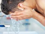 Tak Banyak yang Tahu, Ternyata Ini Kesalahan Pria Ketika Membersihkan Wajah