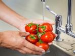 Agar Tubuh Tak Terkontaminasi Zat Beracun Cucilah Selalu 4 Bahan Makanan Berikut Sebelum Mengkonsumsinya. Jangan Ada yang Terlewat ya!