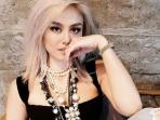 Balas Komentar Netizen, Agnez Mo Diserang Balik Warganet! Disebut Baper dan Artis Murahan?