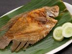 Begini Cara Menggoreng Ikan Agar Minyak Tak Meletup dan Lengket di Wajan