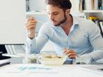 Cara Makan Siang Seperti Ini Dapat Sebabkan Masalah Serius untuk Tubuh, Nomer 3 dan 4 Sering Dilakukan