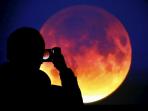 Bersiaplah Abadikan Momen Langka Malam Ini, Begini Tips Mudah Memotret 'Super Blue Blood Moon' dengan Ponsel iPhone dan Android