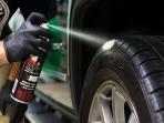 Kebiasaan Menyemir Ban Mobil Sebenarnya Malah Membahayakan Diri Anda & Lingkungan Sekitar. Begini Alasannya