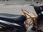 Meletakkan Kursi Rotan di Bagian Tengah Motor Matik Ternyata Sangat Membahayakan. Begini Alasannya