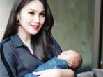 Sehat Bugar Usai Melahirkan, Sandra Dewi Bocorkan Rahasia Persalinannya. Ibu Hamil Wajib Baca!