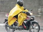 4 Kerugian Besar dari Kebiasaan Pakai Jas Hujan Ponco, Pernah Mengalaminya?