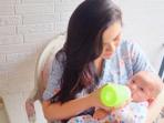 Amankah Bayi Minum ASI dari Botol Seperti yang Diterapkan Vicky Shu Pada Si Kecil?