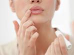 Awas, Ini Bahayanya Mengoleskan Lip Balm Menggunakan Jari